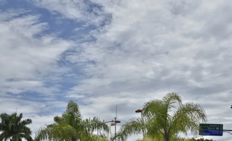 Na terça-feira (28), o céu se manterá parcialmente nublado