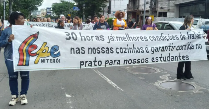 Concentração do ato ocorreu em frente ao Hospital Universitário Antônio Pedro