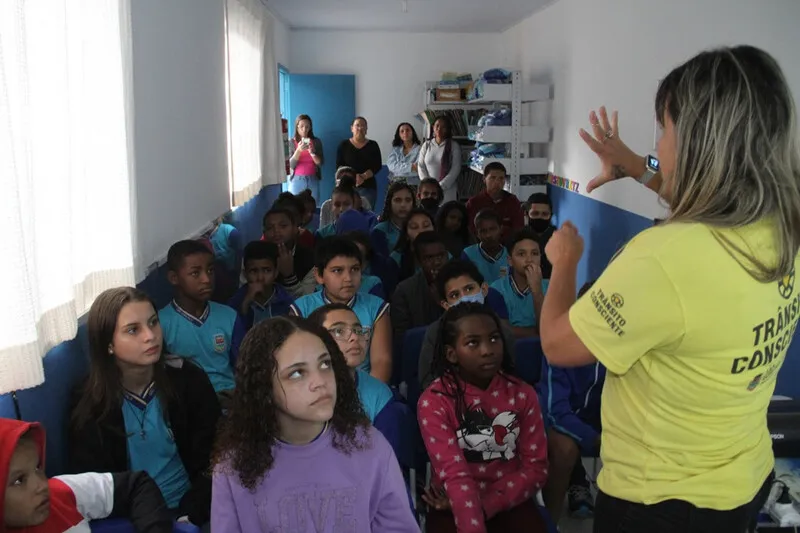 O projeto é adaptado de acordo com cada faixa etária para o qual ele será apresentado