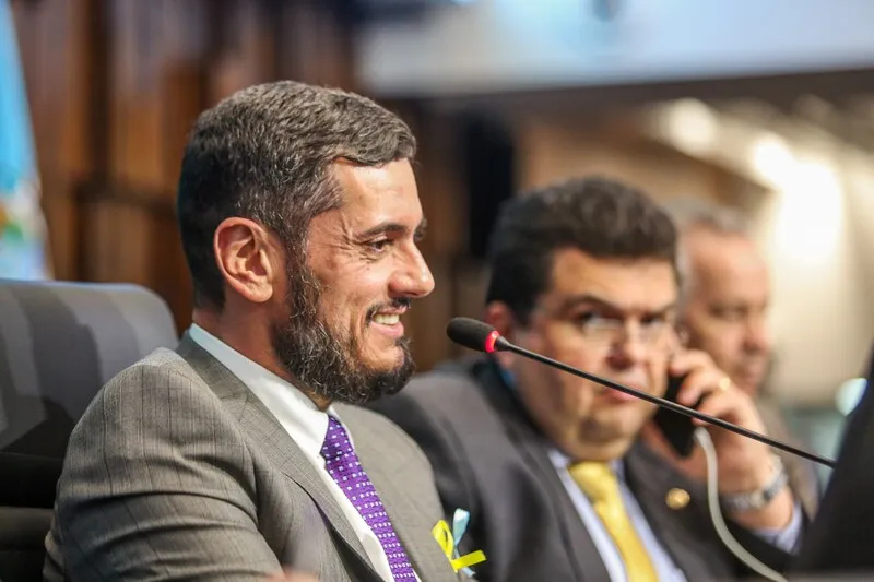 norma de autoria dos deputados Rodrigo Bacellar (PL), Brazão (PL), Rosenverg Reis (MDB), Zeidan (PT)), Márcio Gualberto (PL), Marina do MST (PT) e Vitor Junior (PDT), será votada em primeira discussão.