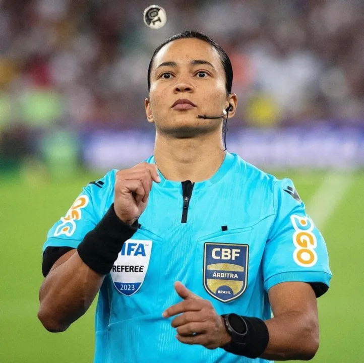 Edina Alves é uma das representantes da arbitragem brasileira na Copa do Mundo Feminina