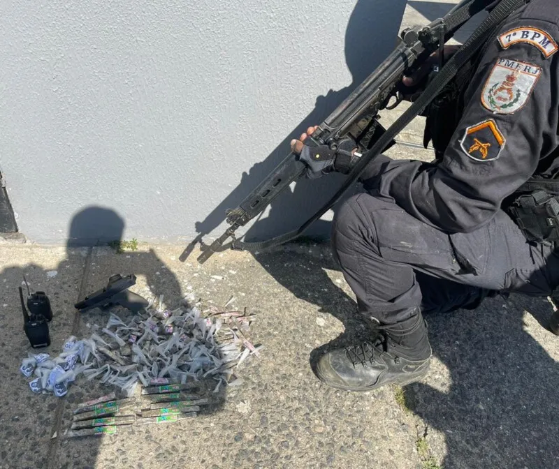 Agentes encontraram arma, drogas e rádios com os acusados