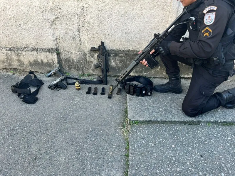 Duas pistolas, uma granada e um simulacro de arma estavam com os suspeitos