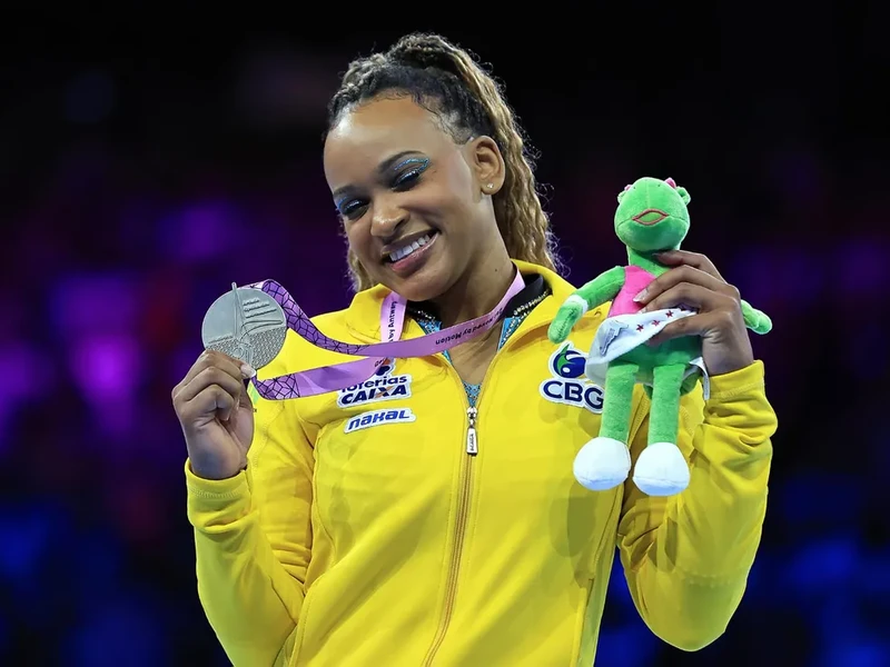 Rebeca Andrade fica com a medalha de prata na prova do individual geral no mundial