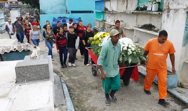 O fotógrafo foi sepultado no início da tarde desta segunda-feira (2), no Cemitério Municipal de São Gonçalo