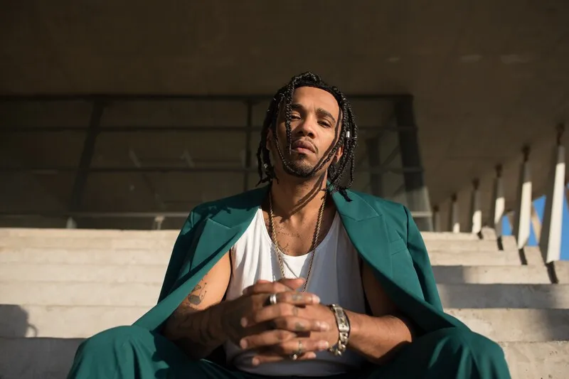 O artista mineiro apresenta sucessos da sua discografia, entre eles a música ‘Minha Tribo é o Mundo’