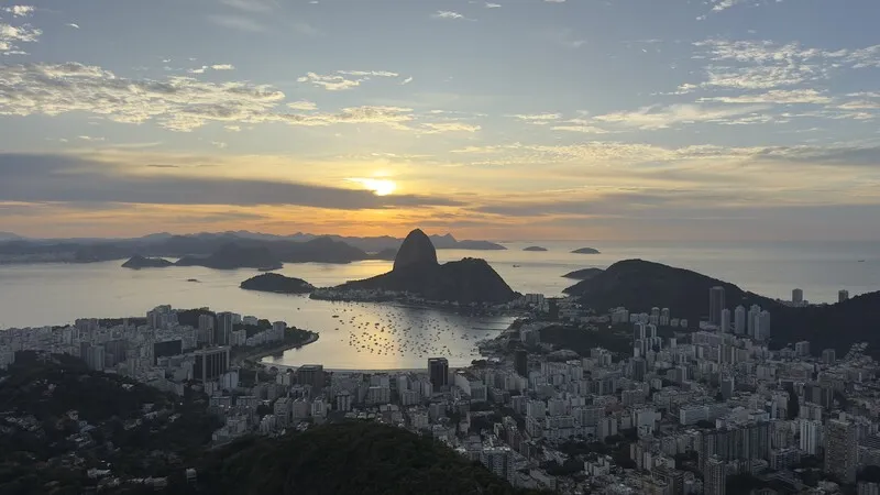 Com destaque para o Cristo Redentor e Pão de Açúcar, a publicação define a cidade carioca como o ponto mais festejado do Brasil