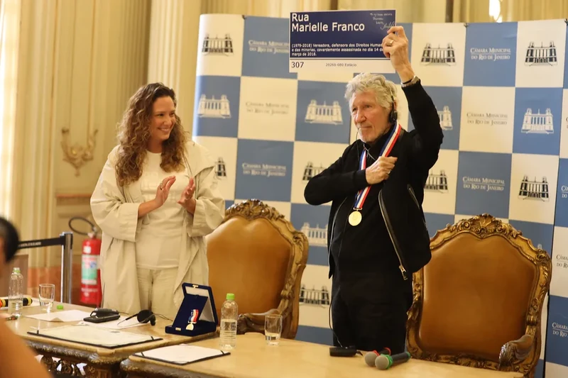 Roger Waters ergue a placa em homenagem a Marielle Franco, ao lado da viúva, Monica Benicio