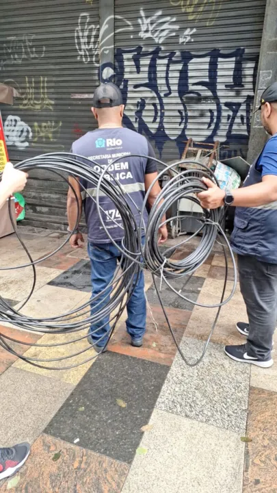 Agentes também apreenderam 50 metros de fios de fibra ótica
