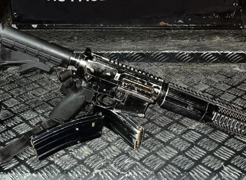 Além da arma de calibre 5.56, agentes encontraram munições e carregadores