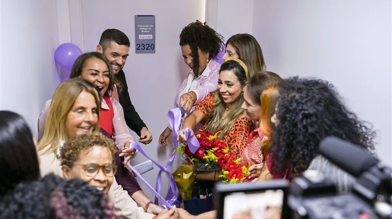 O presidente da Alerj, Rodrigo Bacellar, e deputadas da Casa no dia da inauguração da Sala Lilás, em março deste ano