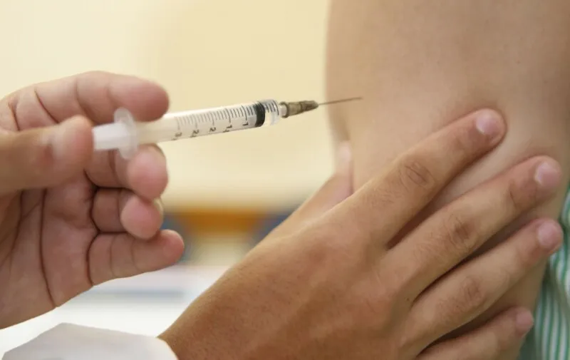 O imunizante bivalente conta com cepas atualizadas contra o coronavírus, incluindo a proteção contra a variante Ômicron