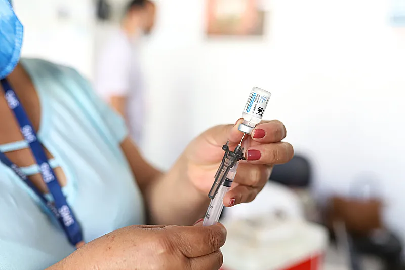 As unidades vacinam contra o coronavírus e contra a gripe todas as pessoas com mais de seis meses de idade