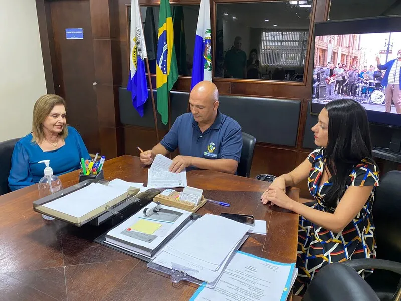 Prefeito Fábio Pastel com as secretárias de Educação, Sheila Atalla,  e de Administração, Roberta Magalhães