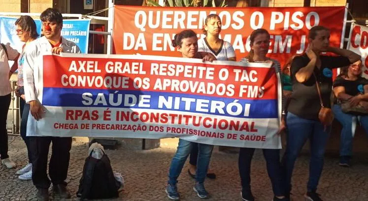 Manifestantes querem que Axel Grael substitua os 'fantasmas' da Saúde pelos aprovados em concurso