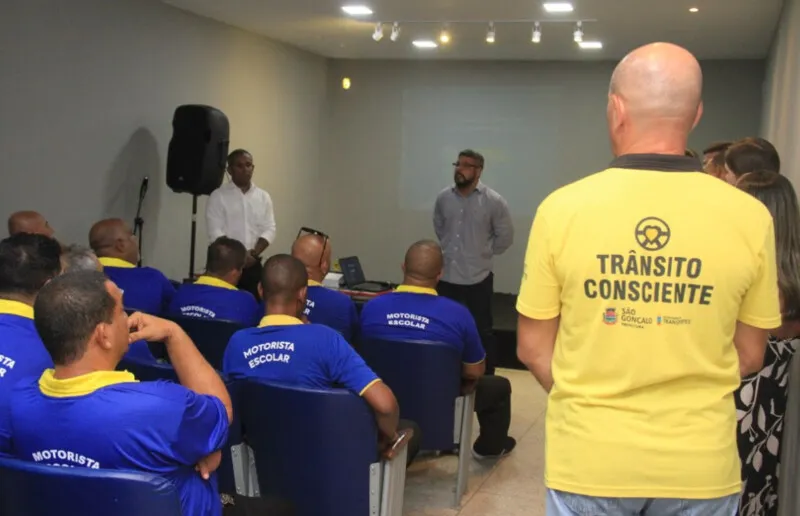 Profissionais receberam orientações na palestra 
“Trânsito seguro: uma questão de atitude”