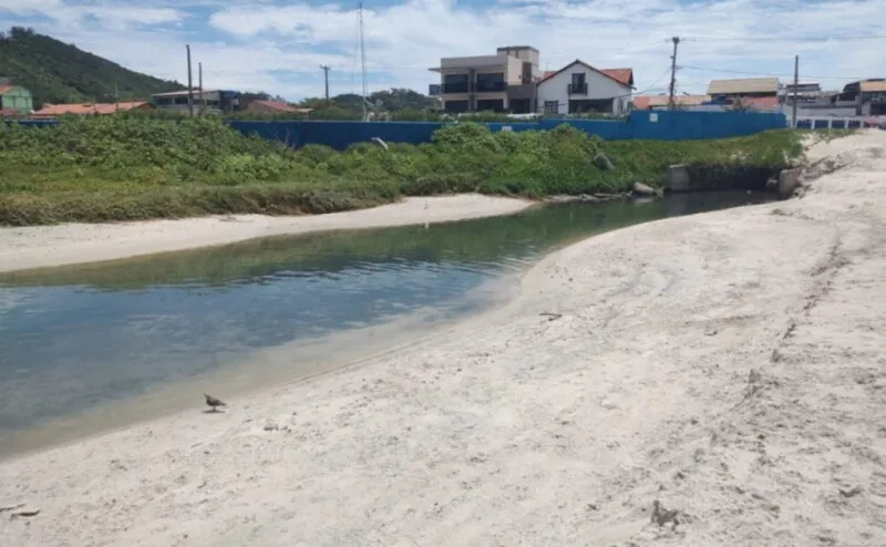Praia dos Anjos, em Arraial do Cabo, na Região dos Lagos, foi novamente invadida por uma língua de esgoto