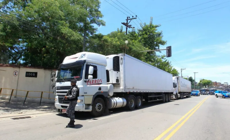 De acordo com a corporação, dois homens estavam escoltando os veículos em uma motocicleta, mas fugiram em direção à comunidade ao avistarem os agentes