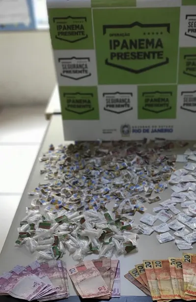 O homem levava as drogas dentro de uma sacola plástica, o valor estava avaliado em R$ 403,00