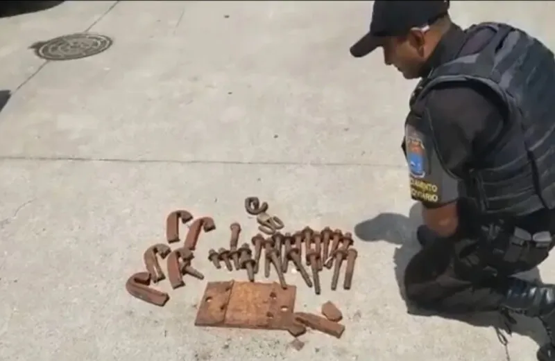 Uma placa de sustentação, 22 parafusos, seis ganchos e três presilhas foram encontrados com o suspeito, que foi detido