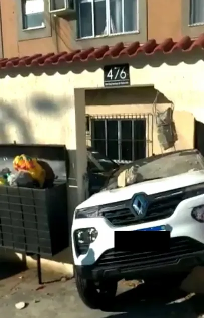 O carro ficou com a parte traseira  pendurada para dentro do imóvel, que tem a área comum num nível abaixo da rua