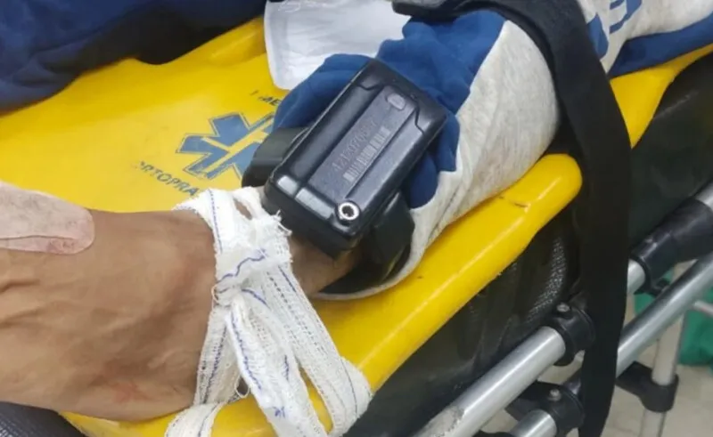 Vítima utilizava uma tornozeleira eletrônica no momento em que foi baleado