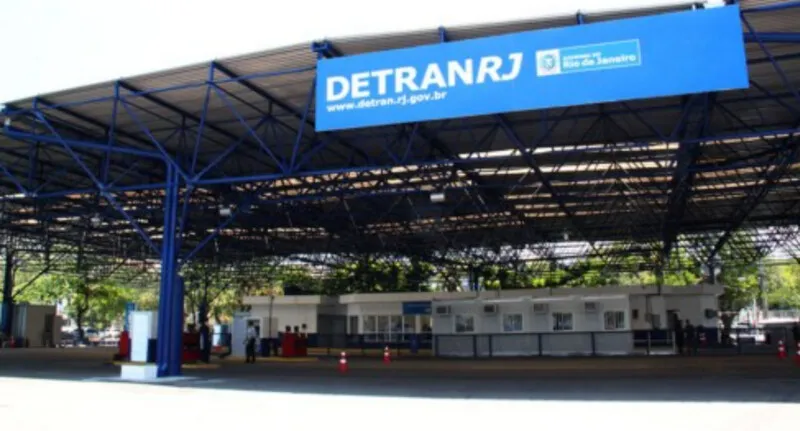 O Detran-RJ afirma que para gerar mais praticidade para o usuário, está disponível a renovação CNH online