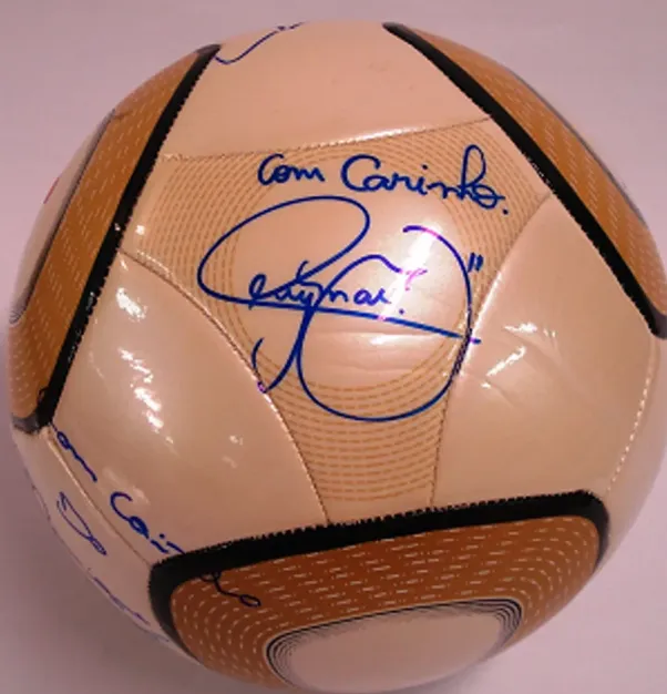 Bola autografada por Neymar que foi roubada do Congresso Nacional no ato golpista em janeiro