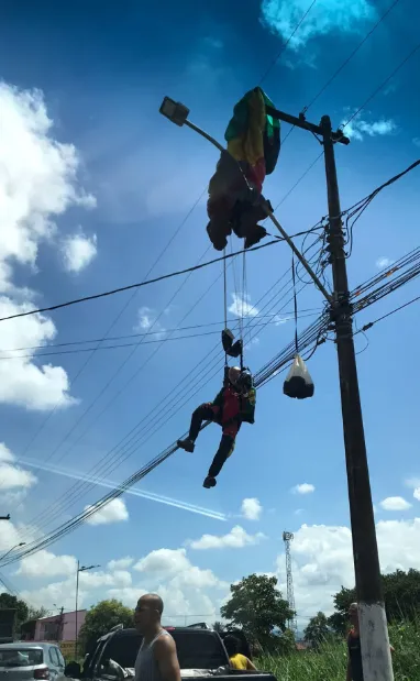 Paraquedista fica preso em poste de iluminação ao tentar pousar em Resende