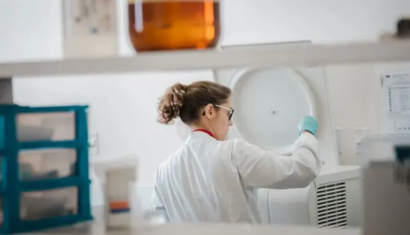 Os cientistas alertam que ainda há muito a aprender antes que as células cultivadas possam ser usadas para produzir óvulos humanos em laboratório