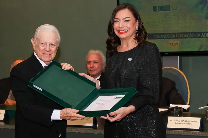 Roberta Barreto, foi premiada pela sua atuação em defesa do ensino e do incentivo à leitura no estado do Rio de Janeiro