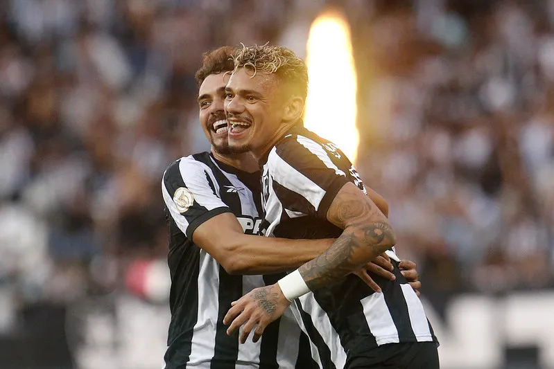 Tiquinho Soares marcou duas vezes na vitória do Botafogo contra o Coritiba