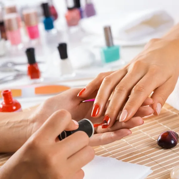 Entre as oportunidades, está o curso profissionalizante de manicure e pedicure