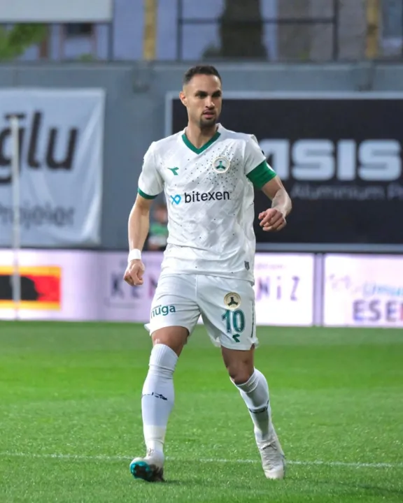 O jogador de 28 anos assinou um pré-contrato e chega à equipe carioca no próximo mês