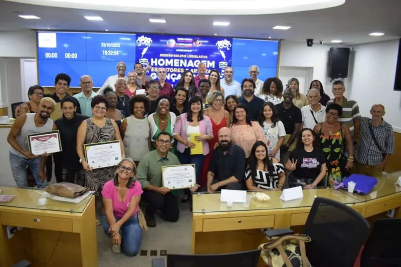 Imagem ilustrativa da imagem Sessão solene legislativa homenageia escritores e artistas gonçalenses