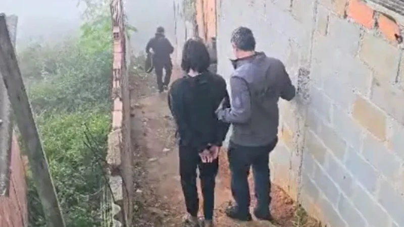 A prisão ocorreu durante a segunda fase da operação "Dark Room", realizada pela Polícia Civil em Cachoeiras de Macacu e Teresópolis