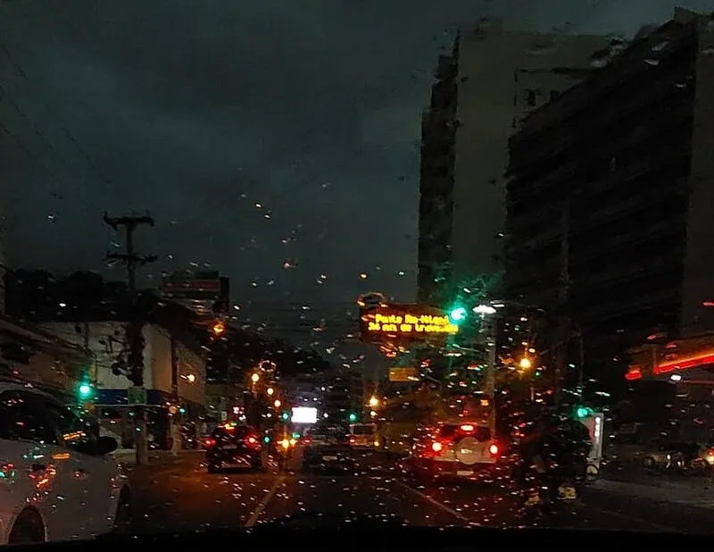 Em Niterói, algumas ruas também já apresentam restrições, com trânsito intenso e passagens obstruída pelo alto volume da água.