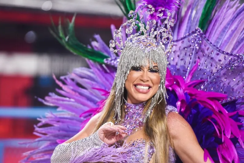 Com uma fantasia em tons lilás, representando a “Sedução do Carnaval”, Thay veio à frente da segunda alegoria da escola de Niterói