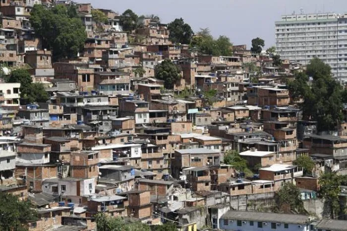 Troca de tiros aconteceu entre policiais e suspeitos na comunidade em Niterói; fuzis e drogas foram apreendidos