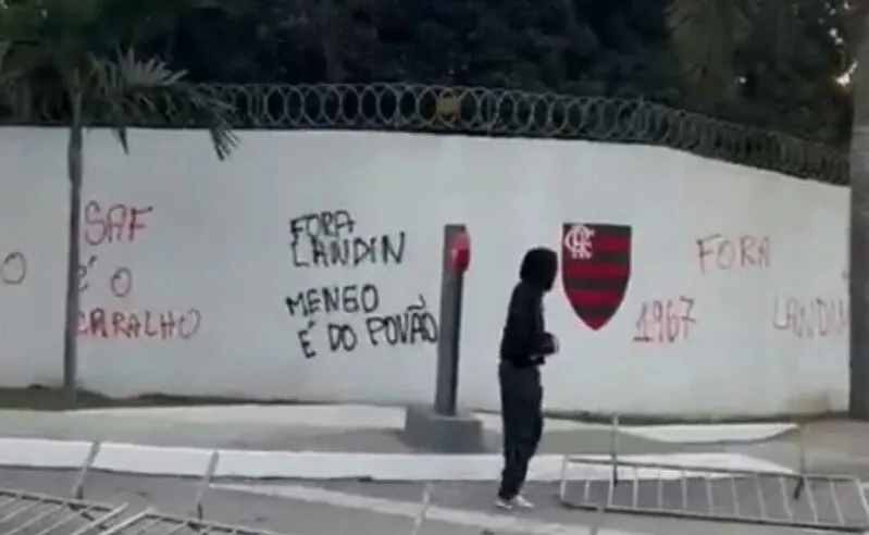 Os torcedores também escreveram frases contrárias a uma possível SAF e que o "Mengo é do povo"