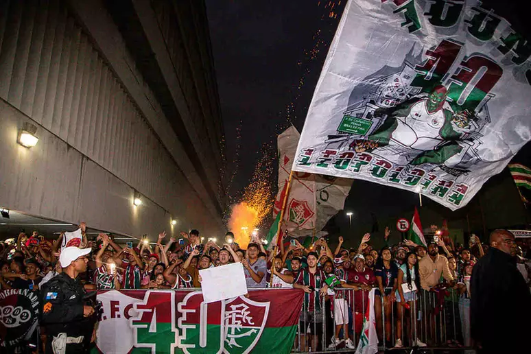 Torcedores do Fluminense organizam festa para apoiar equipe antes de semifinal