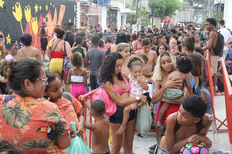 Mantendo a tradição de mais de quinze anos, a Unidos da Porto da Pedra distribuiu doces na tarde desta quarta (27)