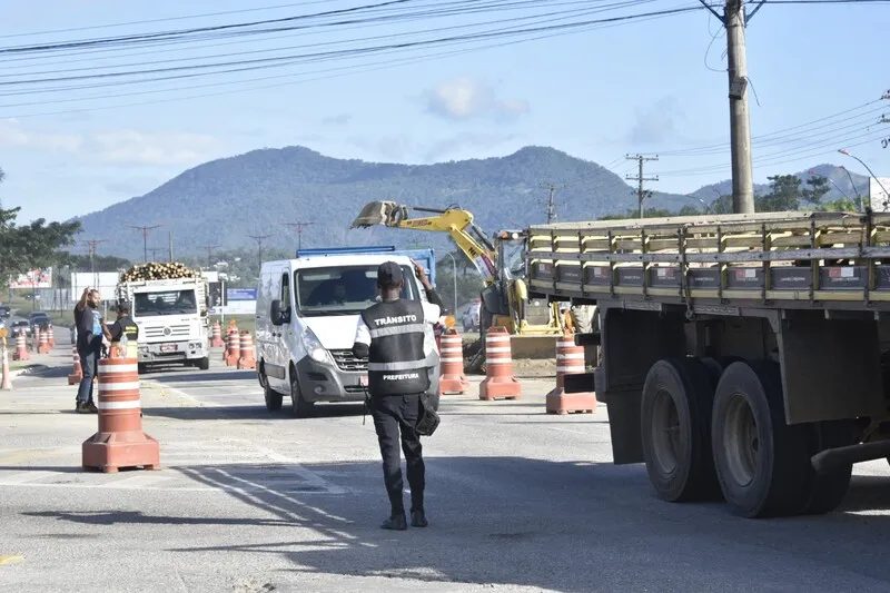 Pista tem interdição para obras do elevado do Flamengo