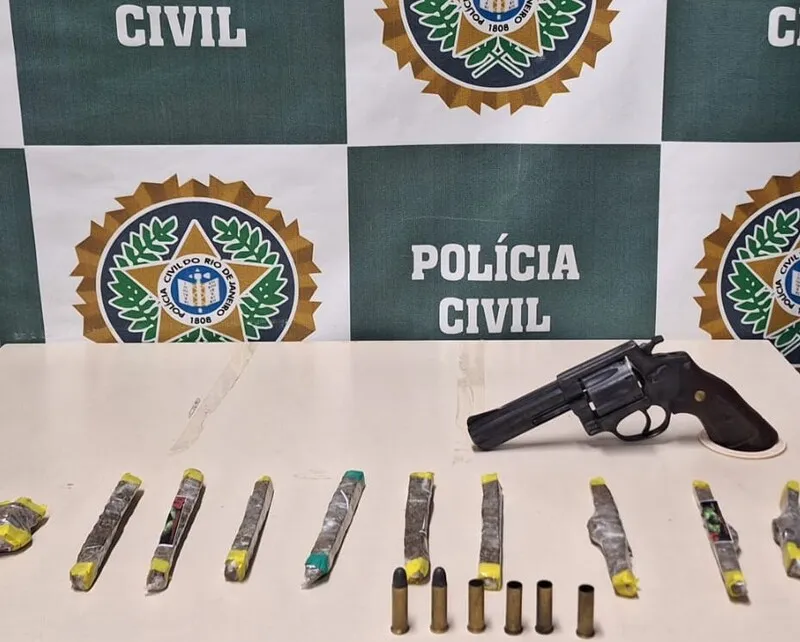 Arma e drogas foram apreendidas pela Polícia