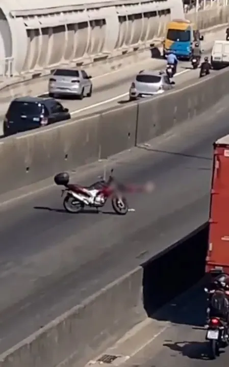 Um suspeito foi morto após policial civil reagir a assalto na Avenida Brasil