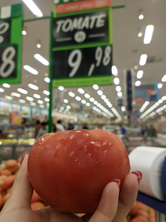 O tomate continua sendo um vilão na hora das compras, com o preço "salgado"