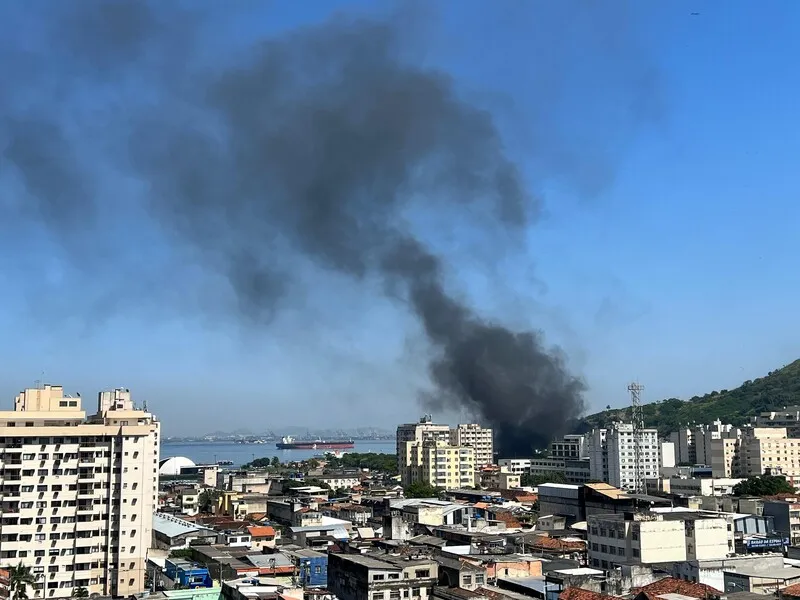 A chama alta e a densa fumaça preta que riscou o céu azul chamaram a atenção de quem circulava pela região.