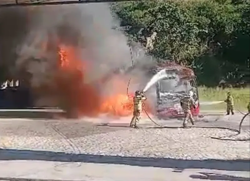 Ônibus pegou fogo dentro da garagem