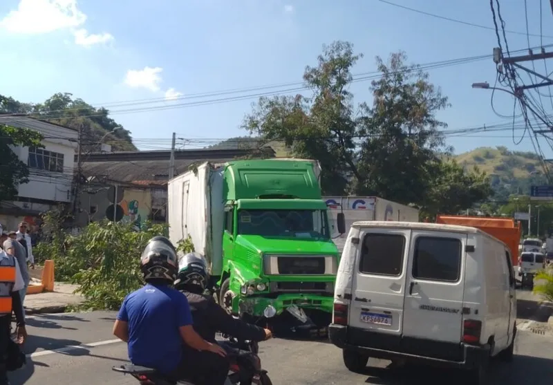 Veículo atravessou canteiro da Alameda