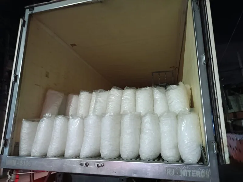 O caminhão transportava 700 sacos de gelo, com 20 quilos cada, totalizando 14.000 Kgs de material impróprio para consumo